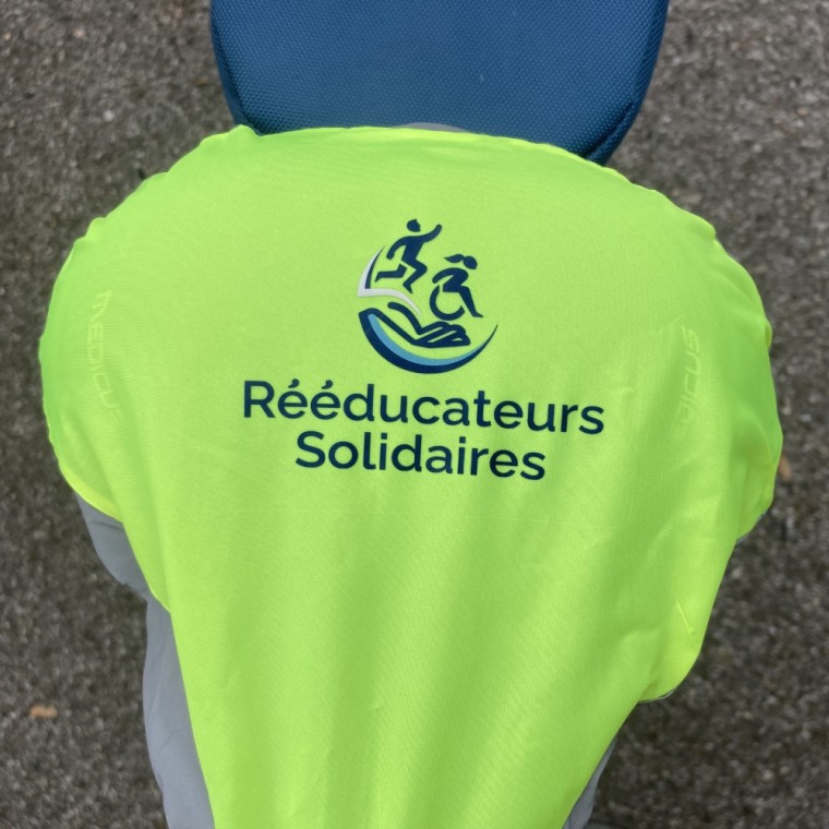 logo Rééducateurs Solidaires sur housse déperlante pour selle de vélo