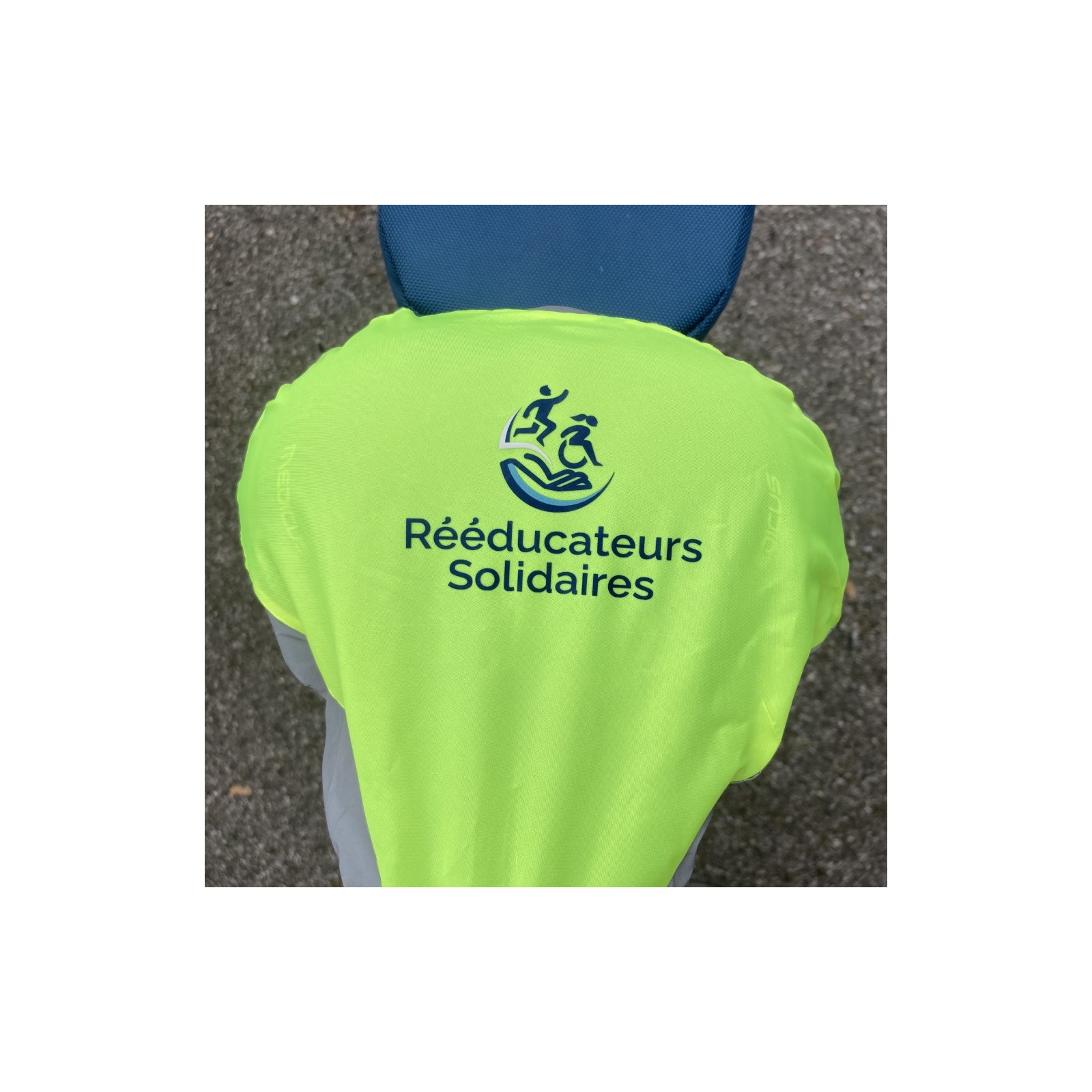 logo Rééducateurs Solidaires sur housse déperlante pour selle de vélo