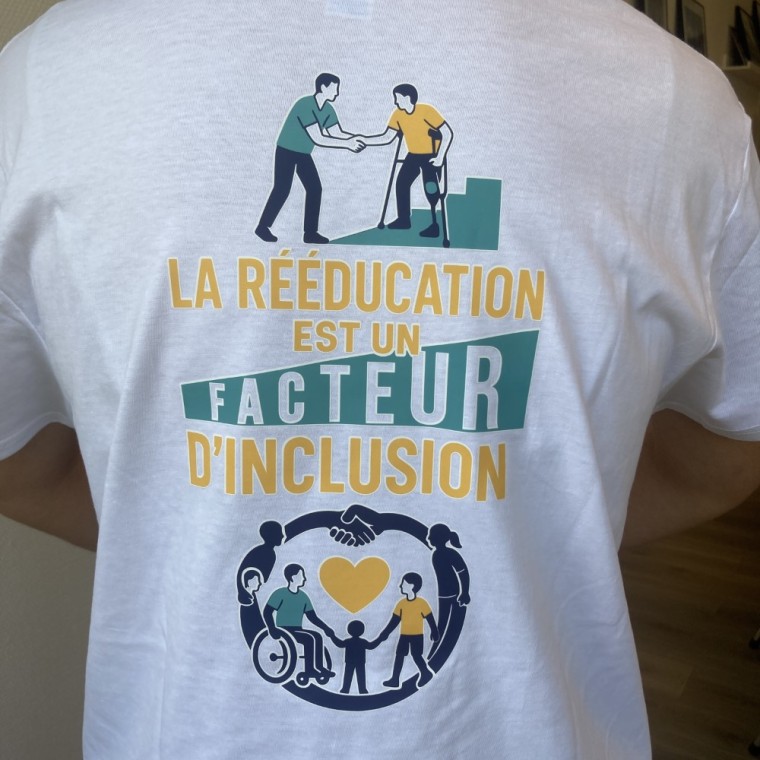 Tee-shirt Homme coton blanc, marquage dos : La rééducation est un facteur d'inclusion.