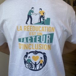 Tee-shirt Homme coton blanc, marquage dos : La rééducation est un facteur d'inclusion.