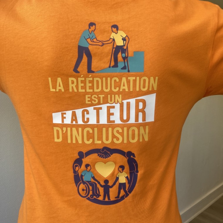 Tee-shirt Femme coton orange, marquage dos : La rééducation est un facteur d'inclusion.