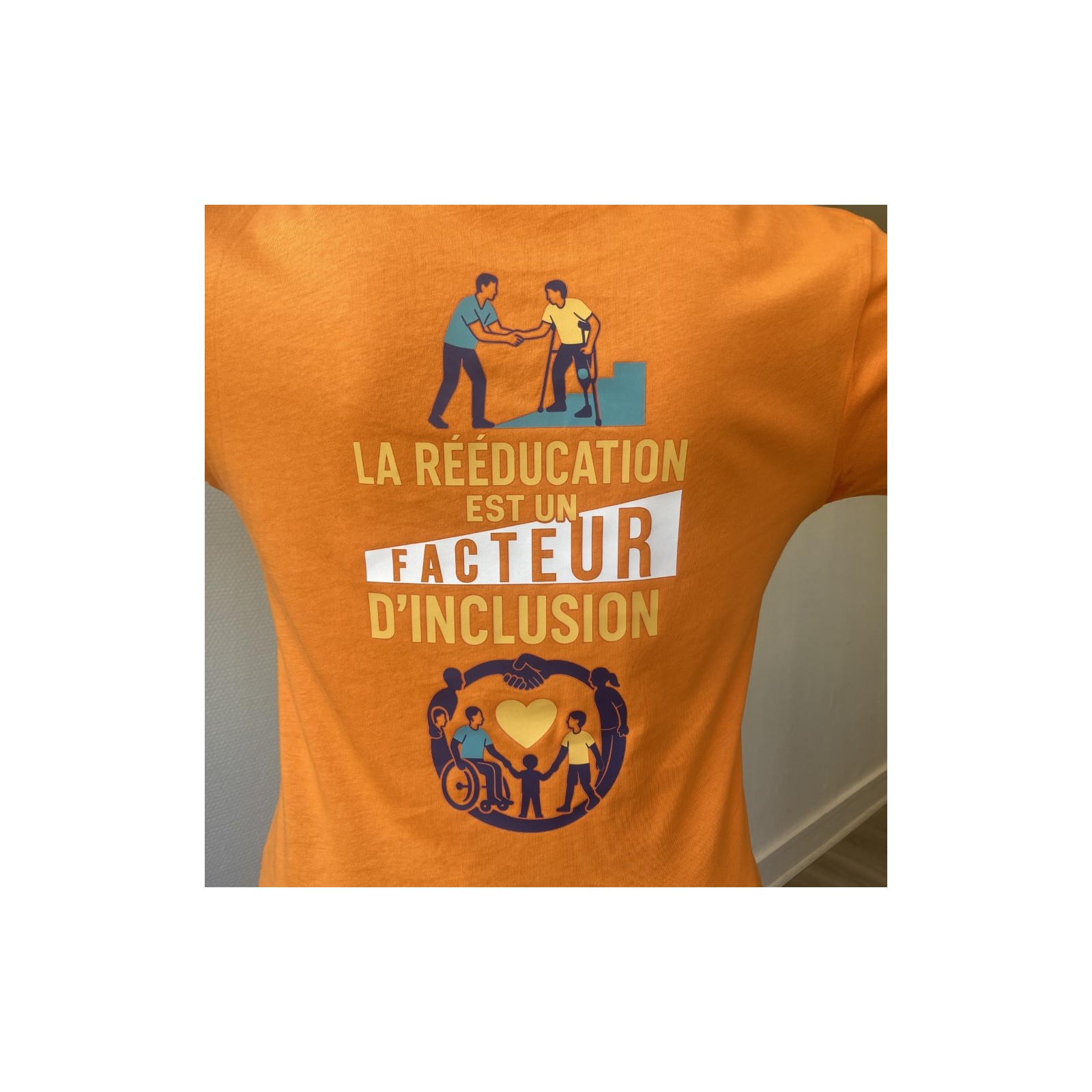 Tee-shirt Femme coton orange, marquage dos : La rééducation est un facteur d'inclusion.