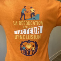 Tee-shirt Femme coton orange, marquage dos : La rééducation est un facteur d'inclusion.