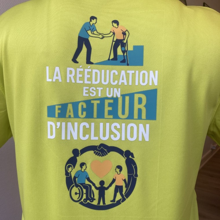 Tee-shirt Homme respirant citrus, marquage dos : La rééducation est un facteur d'inclusion.