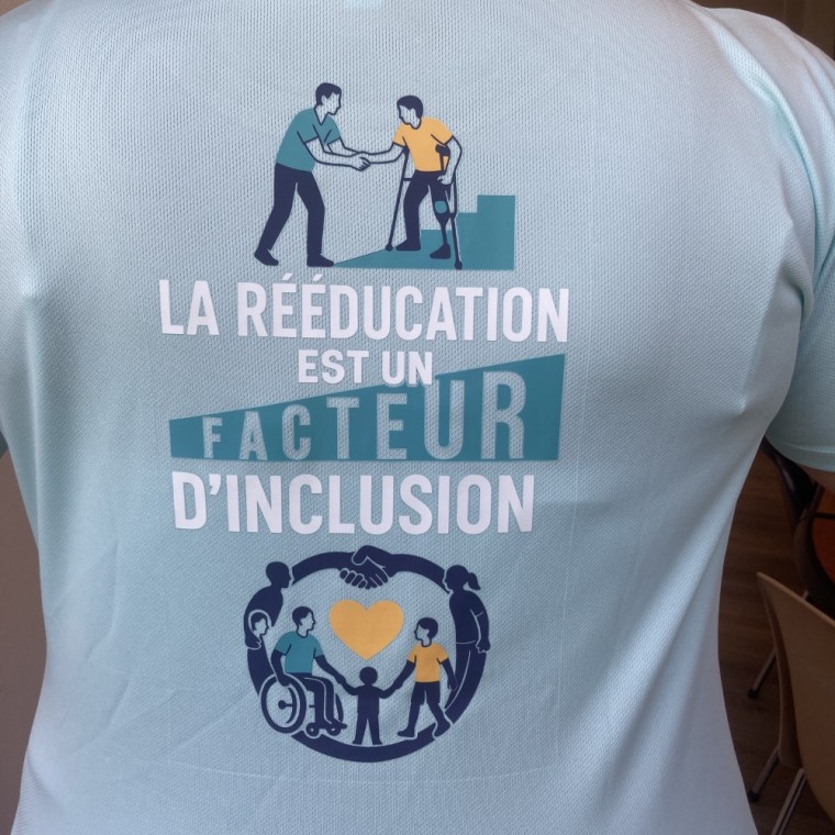 Tee-shirt Femme respirant menthe, marquage dos : La rééducation est un facteur d'inclusion.