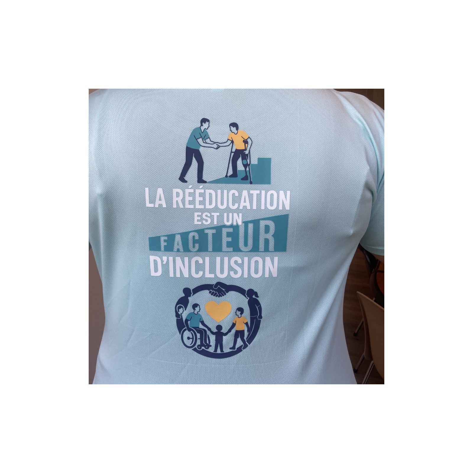 Tee-shirt Femme respirant menthe, marquage dos : La rééducation est un facteur d'inclusion.